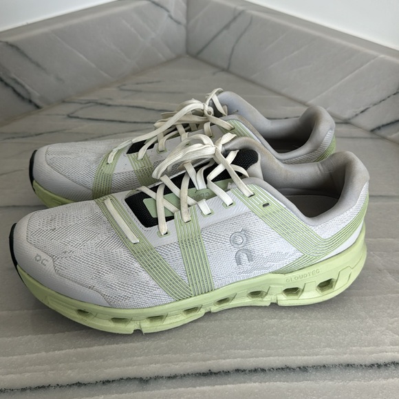 ON Women’s Running Shoe - Picture 2 of 5